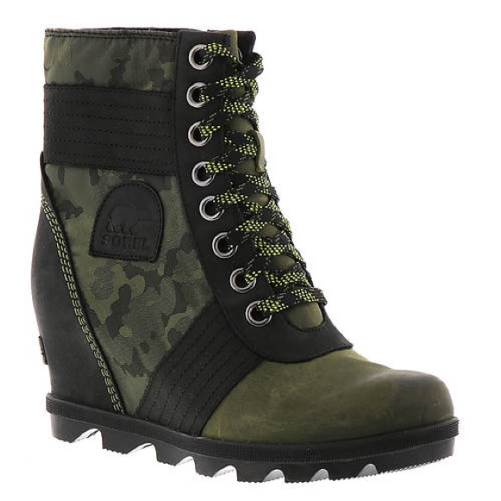Sorel wedge camo boots size 6.5 new condition